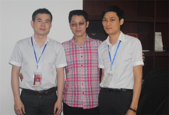 20140530204317221 东升国际官网产品钻研经理苏成香(右一)、东升国际官网网络营销主管王宏城(左一)与记者合影